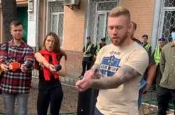 «Ось вам моя кров»: ветеран «Азову» порізав себе під відділком поліції (відео)