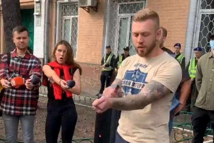 «Вот вам моя кровь»: ветеран «Азова» порезал себя под участком полиции (видео)