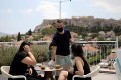 Греція посилює карантин. Обмеження стосуються й туристів 