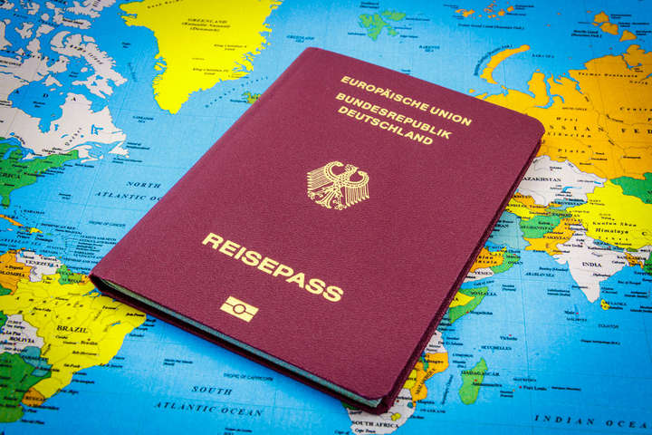 Німеччина виправляє гріхи нацистів: сотні тисяч євреїв зможуть отримати паспорт ФРН