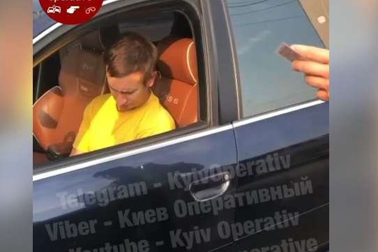 ДТП на Київщині: горе-водій вдарив іномарку та наїхав на її власника (фото відео)
