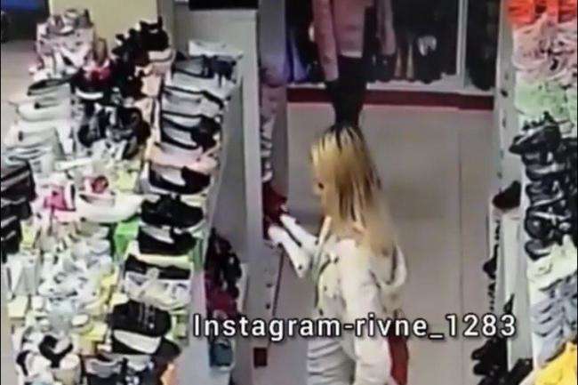 У одному і з торгових центрів Рівного жінка вкрала дитяче взуття (відео)