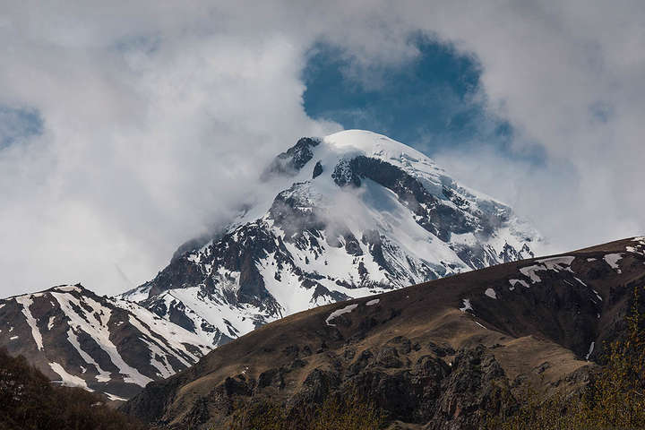 Троє українських альпіністів потрапили під лавину на горі Казбек