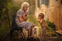 Трогательный проект британского фотографа показывает связь старшего поколения с внуками
