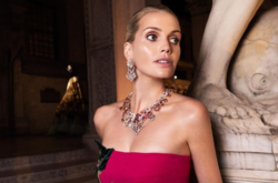 Племянница принцессы Дианы в стильном платье произвела фурор в Венеции