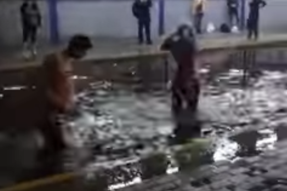 У Києві підлітки влаштували заплив на затопленій зупинці швидкісного трамваю (відео)