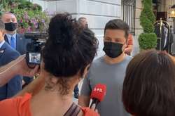 Володимир Зеленський вийшов до журналістів у сірій футболці