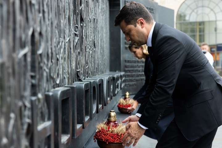 Подружжя Зеленських у Вашингтоні відвідало Меморіал жертвам Голодомору