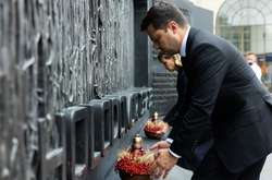 Президент із дружиною вшанували жертв Голодомору