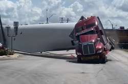 Водій без штанів та вантажівка у фонтані: найкурйозніші дорожні пригоди тижня