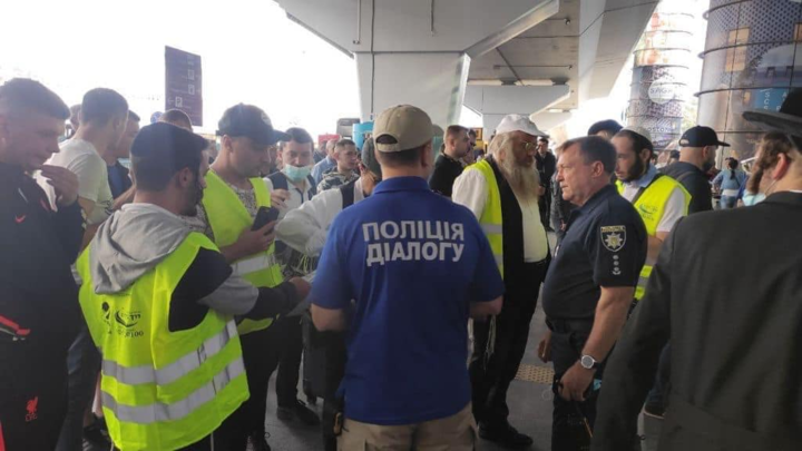 В Украину прибывают хасиды: в «Борисполе» дежурят более сотни правоохранителей