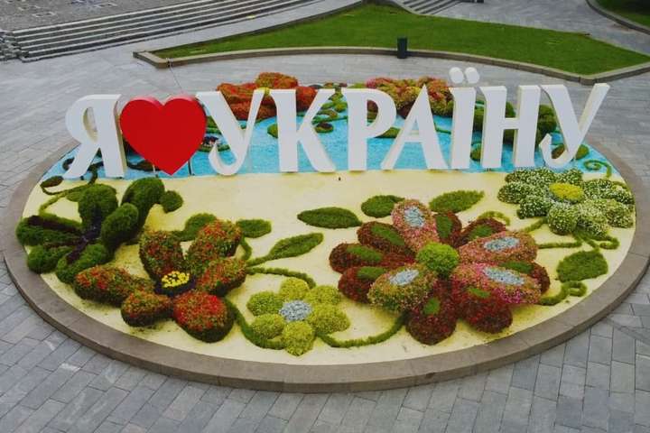 Центр Києва прикрасив квітковий торт (фото) 