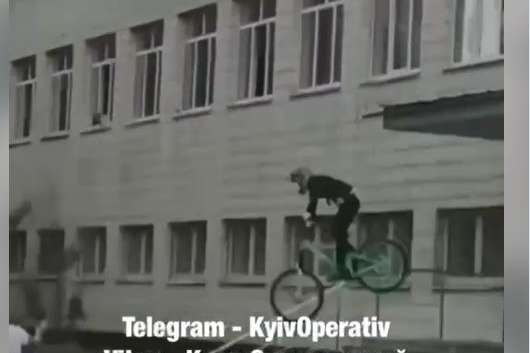 У Києві підліток зістрибнув на велосипеді з даху ґанку школи (відео)
