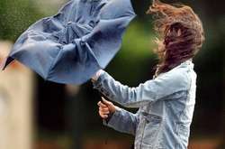 Фахівці рекомендують під час грози зачиняти вікна і не підходити до них