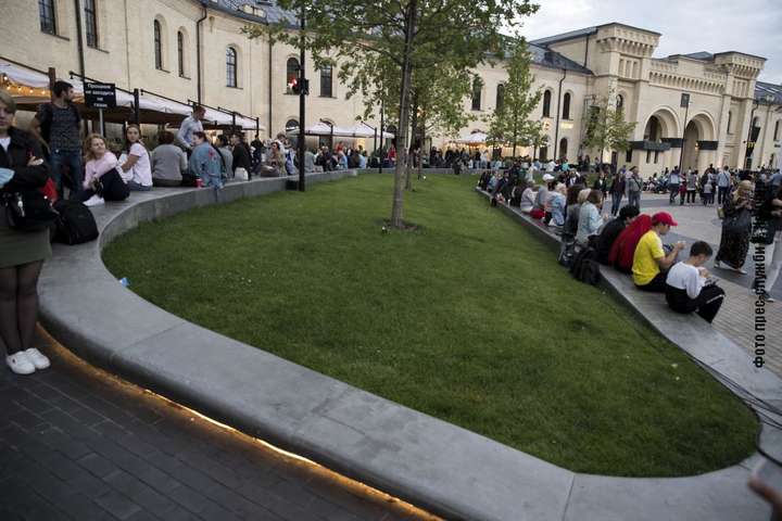 У Києві на Арсенальній площі запрацював новий громадський простір та фонтан (фото)