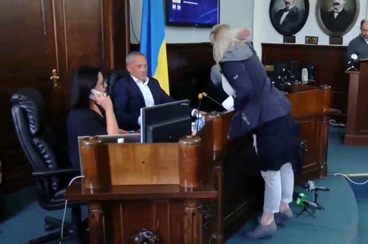 У Чернівцях жінка намагалася побити на сесії мера (відео)