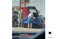 У Харкові на спорткарі Jaguar засвітилася пара українців поважного віку (відео)