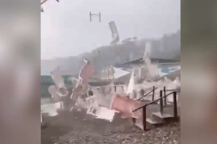 У російському Сочі потужний шторм розкидав лежаки і парасольки (відео)