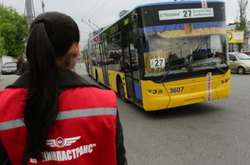 На столичній Шулявці впало дерево, рух тролейбусів зупинився