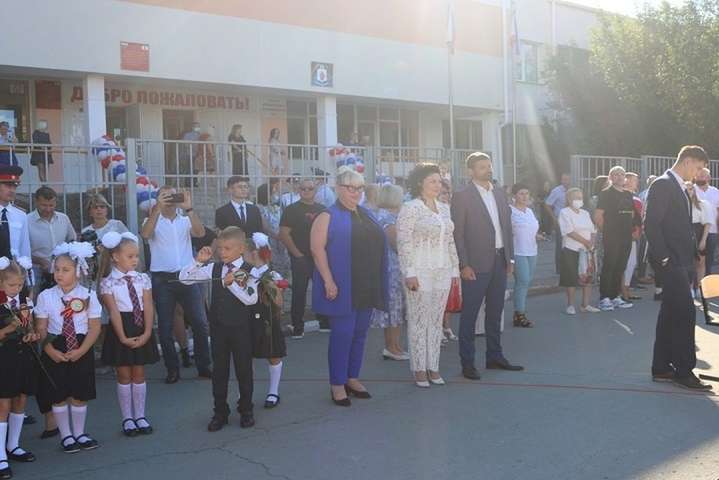 1 сентября в оккупированном Крыму. «Министр культуры» шокировала своим видом родителей и детей (фото)