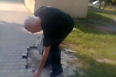 У Дніпрі чоловік пару днів розбирав бруківку на стежці і забирав її собі (фото)