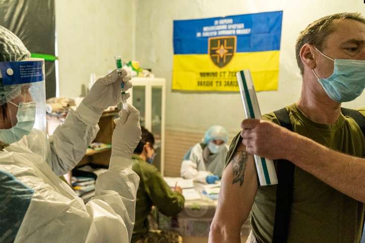 Повний курс вакцинації в Україні завершили 4 мільйони людей