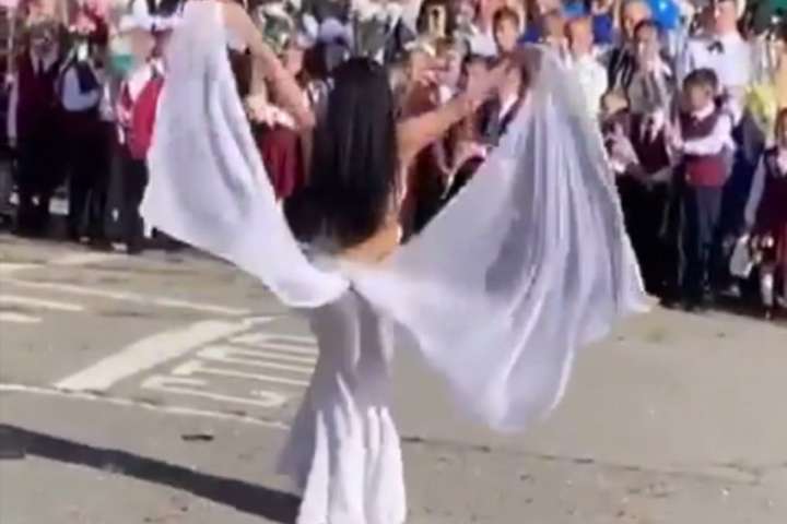 Напівгола російська вчителька станцювала перед дітьми спокусливий танець (відео)