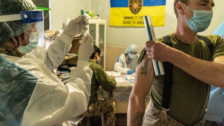Полный курс вакцинации в Украине завершили 4 млн человек