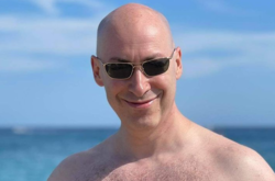 Дмитрий Гордон показал пикантный снимок с женой, но вскоре удалил его (фото)