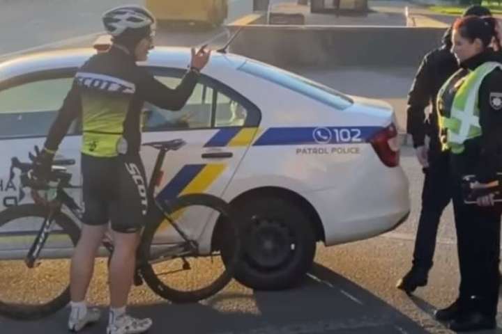 У столиці велосипедист перекрив рух транспорту (відео)