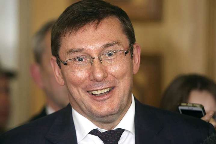 Луценко рассказал, как Янукович на «кубике» и с шансоном возил его в Межигорье