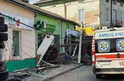 На Львівщині вантажівка врізалася в магазин, є жертви 