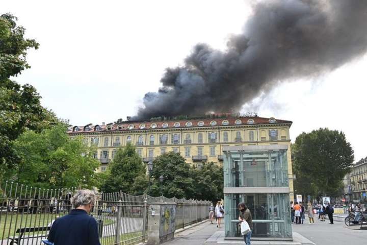 У центрі Турина горить історична будівля: є постраждалі, людей евакуювали