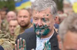Суд зобов'язав перекваліфікувати справу про облиття Порошенка зеленкою