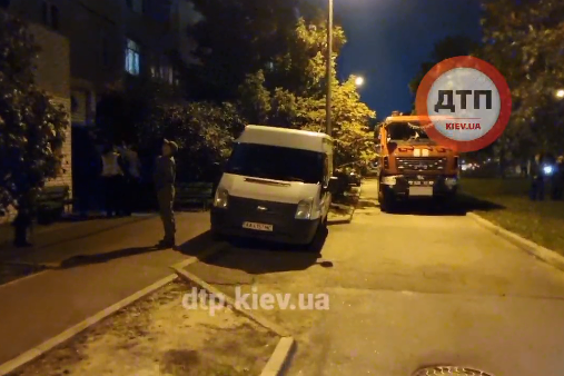 У Києві чоловік з гранатою погрожує підірвати будинок (відео)
