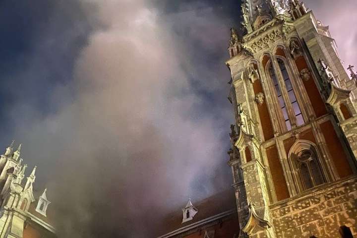 Пожежа у столичному костелі Святого Миколая: можлива причина займання та яких пошкоджень зазнала будівля (фото)