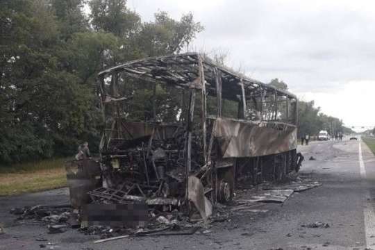 Пасажирський автобус зіткнувся з автовозом на Житомирщині, є загиблий і поранені
