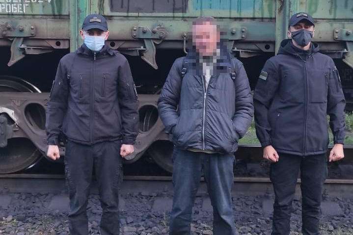 Українець намагався виїхати до Польщі у вантажному вагоні