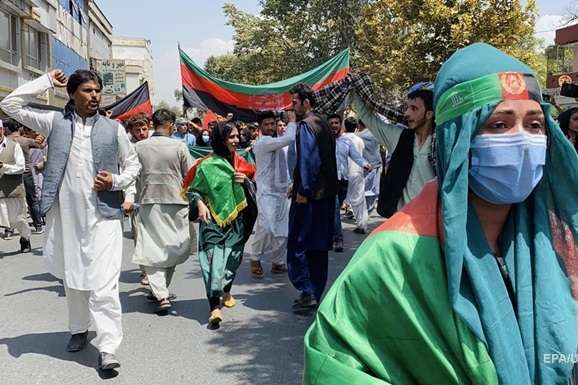 Таліби розігнали жіночу демонстрацію в Кабулі газом і кийками (відео)