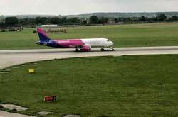 Во львовском аэропорту совершил аварийную посадку пассажирский самолет (фото)