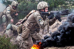 Російські окупанти атакували українські позиції на Донбасі, є важко поранений