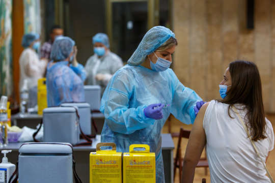 За добу проти коронавірусу вакцинували майже 70 тисяч українців