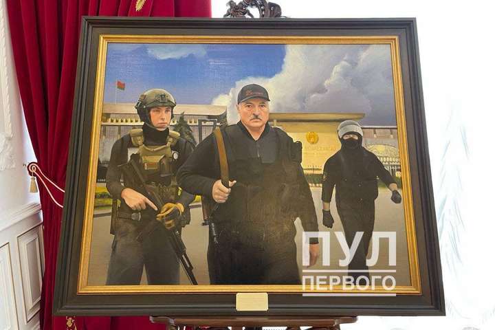 Лукашенко та син із автоматом – у резиденції президента Білорусі виставили картину (фото)