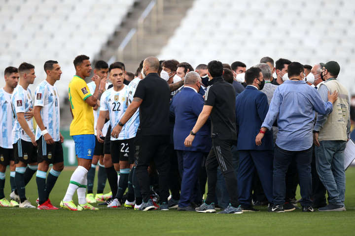 Матч Бразилії і Аргентини перервали: Мессі з партнерами залишив поле