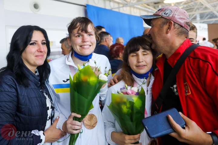 Українські спортсмени повернулися з Паралімпіади в Токіо. Зворушливі фото