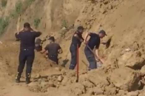 В окупованому Криму на пляжі обвалилася брила піску: постраждала пара