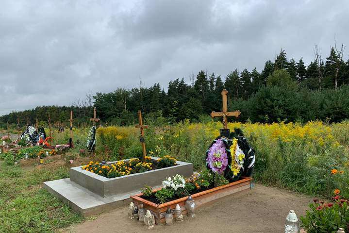 У Львові чоловік влаштував приватне кладовище на місці садів
