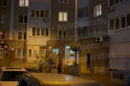 Самогубство у столиці: жінка вистрибнула з вікна 19-го поверху (відео)