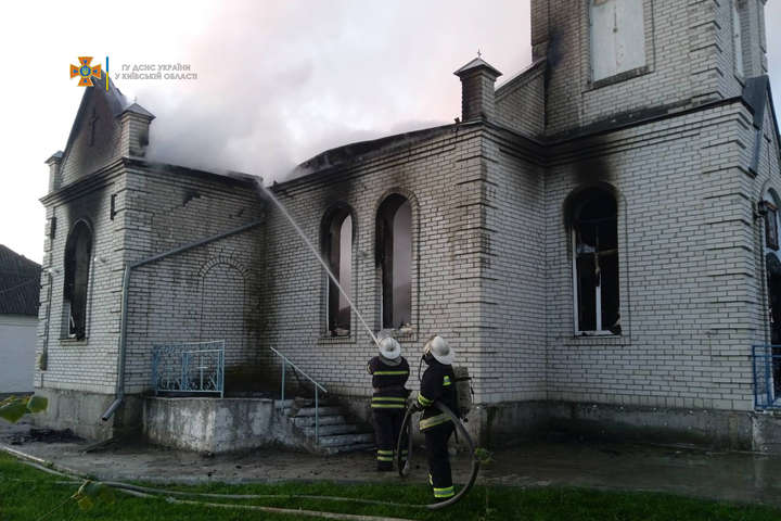 Пожежа на Київщині: вогонь повністю знищив церкву всередині (фото, відео)