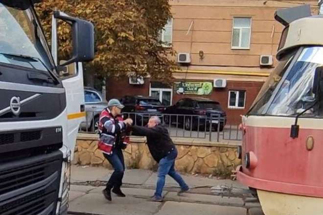У Києві почубилися водій трамвая та сміттєвоза (фото, відео) 